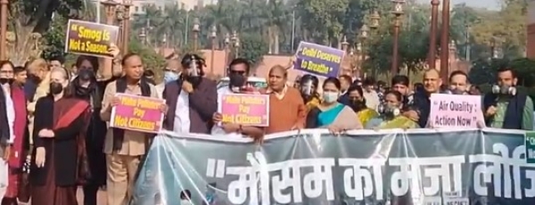 संसद के मकत द्वार पर प्रदर्शन करते विपक्षी सांसद संसद के मकत द्वार पर प्रदर्शन करते विपक्षी सांसद