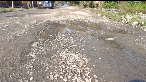 ৰঙিয়া নগৰৰ এটি বিধ্বস্ত পথৰ বাবে যাতায়তৰ নামত ৰাইজে দুৰ্ভোগ ভুগিব লগা হৈছে । ৰঙিয়া নগৰৰ এটি বিধ্বস্ত পথৰ বাবে যাতায়তৰ নামত ৰাইজে দুৰ্ভোগ ভুগিব লগা হৈছে ।