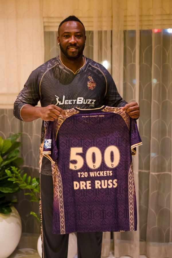 ‘500’ नंबर की कस्टमाइज्ड जर्सी के साथ आंद्रे रसेल