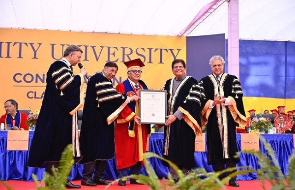 एमिटी यूनिवर्सिटी के दीक्षांत समारोह को संबोधित करते पीयूष गोयल