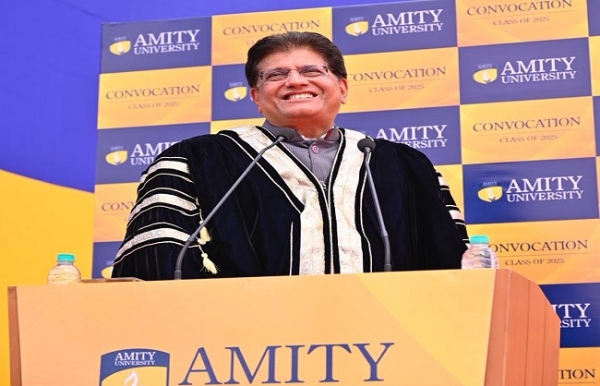 एमिटी यूनिवर्सिटी के दीक्षांत समारोह को संबोधित करते पीयूष गोयल