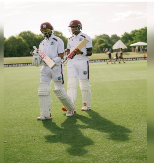 मैच ड्रा कराने के बाद लौटते जस्टिन ग्रीव्स मैच ड्रा कराने के बाद लौटते जस्टिन ग्रीव्स