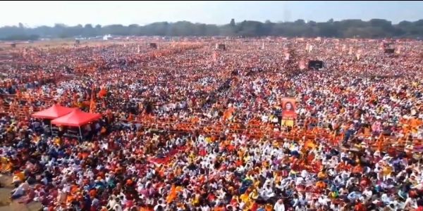 কলকাতাৰ ব্ৰিগেড পেৰেড খেলপথাৰত লাখ লাখ লোকে পঢ়িলে গীতা, ৰাজ্যপালে কয়- ধৰ্মীয় অহংকাৰৰ অন্ত পেলোৱাৰ আহি পৰিছে সময়