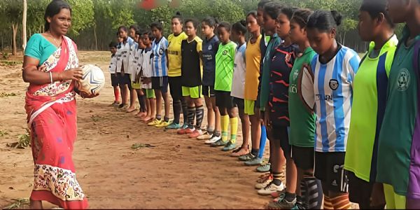 বাংকুৰাৰ প্ৰশিক্ষক ভাৰতীয়ে শাৰীত পিন্ধি খেলপথাৰত নামি ফুটবলক দিছে নতুন জীৱন
