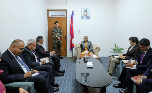 नेपाल के प्रधानमंत्री सुशीला कार्की से मुलाकात करते भारतीय विदेश मंत्रालय के अधिकारी नेपाल के प्रधानमंत्री सुशीला कार्की से मुलाकात करते भारतीय विदेश मंत्रालय के अधिकारी