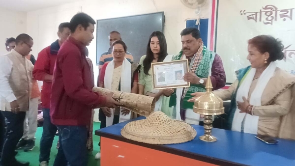 তেজপুৰৰ সমাজকৰ্মী ,শোণিতপুৰ প্ৰেছ ক্লাব ,তেজপুৰৰ কাৰ্যকৰী সভাপতি পংকজ বৰুৱাক হিতেন চৌধুৰী কাব্য আৰু সমাজ সংগঠক বঁটা প্ৰদান তেজপুৰৰ সমাজকৰ্মী ,শোণিতপুৰ প্ৰেছ ক্লাব ,তেজপুৰৰ কাৰ্যকৰী সভাপতি পংকজ বৰুৱাক হিতেন চৌধুৰী কাব্য আৰু সমাজ সংগঠক বঁটা প্ৰদান