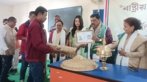 তেজপুৰৰ সমাজকৰ্মী ,শোণিতপুৰ প্ৰেছ ক্লাব ,তেজপুৰৰ কাৰ্যকৰী সভাপতি পংকজ বৰুৱাক হিতেন চৌধুৰী কাব্য আৰু সমাজ সংগঠক বঁটা প্ৰদান তেজপুৰৰ সমাজকৰ্মী ,শোণিতপুৰ প্ৰেছ ক্লাব ,তেজপুৰৰ কাৰ্যকৰী সভাপতি পংকজ বৰুৱাক হিতেন চৌধুৰী কাব্য আৰু সমাজ সংগঠক বঁটা প্ৰদান