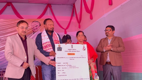 শোণিতপুৰ জিলাতো প্ৰধানমন্ত্ৰী আৱাস যোজনা – গ্ৰামীণ (PMAY-G)ৰ অধীনত জিলাখনৰ পাঁচোটা বিধানসভা সমষ্টিতে অনুমোদন পত্ৰৰ আনুষ্ঠানিক বিতৰণ কাৰ্যসূচী অনুষ্ঠিত হয় শোণিতপুৰ জিলাতো প্ৰধানমন্ত্ৰী আৱাস যোজনা – গ্ৰামীণ (PMAY-G)ৰ অধীনত জিলাখনৰ পাঁচোটা বিধানসভা সমষ্টিতে অনুমোদন পত্ৰৰ আনুষ্ঠানিক বিতৰণ কাৰ্যসূচী অনুষ্ঠিত হয়