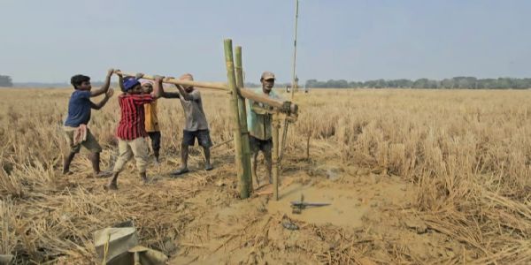 তেজপুৰৰ একাধিক অঞ্চলত খাৰুৱা তেলৰ সন্ধান