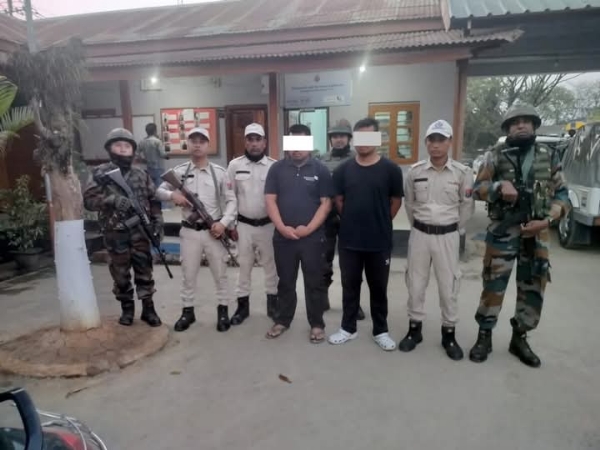 मणिपुर में गिरफ्तार अरंबाई तेंगगोल (एटी) के दो सदस्यों की तस्वीर।