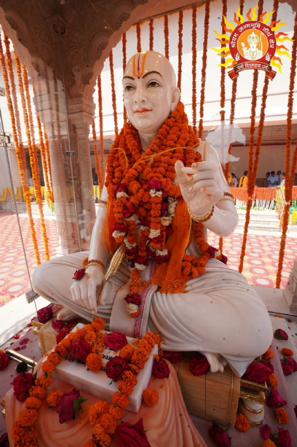অযোধ্যাৰ শ্ৰী ৰাম মন্দিৰ চৌহদত স্থাপন কৰা সন্ত তুলসীদাসৰ প্ৰতিমূৰ্তি উদ্বোধন