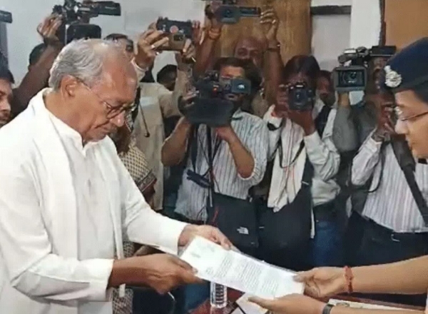 বাবা ৰামদেৱৰ চৰ্বত সন্দৰ্ভত দিয়া বক্তব্যৰ বিৰোধিতা কৰি দিগ্বিজয় সিঙৰ এজাহাৰ দাখিল