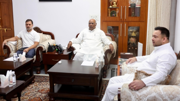 বিহাৰ বিধানসভা নিৰ্বাচন সন্দৰ্ভত অনুষ্ঠিত কংগ্ৰেছ-আৰজেডিৰ বৈঠক