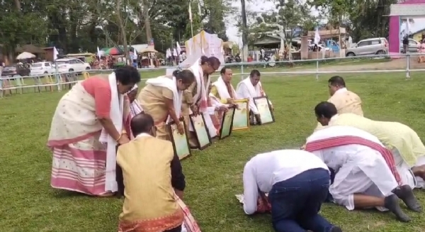 ঐতিহাসিক গড়গাঁও কাৰেঙঘৰ বাকৰিত উদযাপন কৰা হয় মুকলি বিহু ।