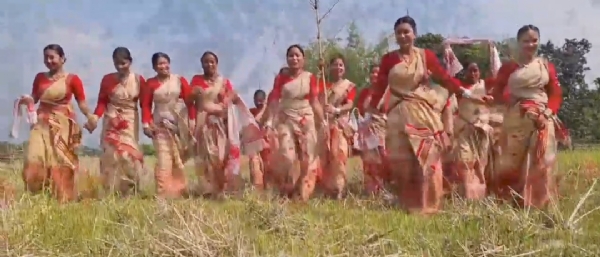 টীয়কৰ মিধাকাটৰ যুৱতী বোৱাৰীয়ে উদযাপন কৰিছে চেনেহী বিহু