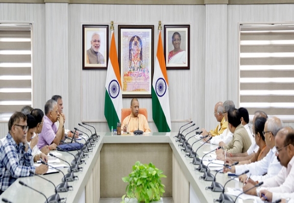 बैठक करते मुखयमंत्री योगी