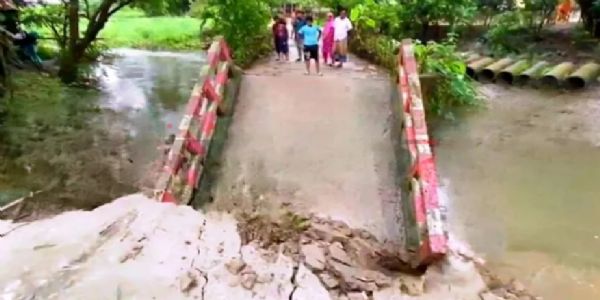 বাংলাদেশত বাৰিষাৰ আগমণ, বৰষুণৰ মাজতে মুনছিগঞ্জত ভাঙিল দলং