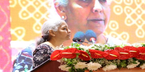 কম মূল্যৰ নোট আৰু ডিজিটেল লেনদেনক চৰকাৰে অগ্ৰাধিকাৰ দিছেঃ সীতাৰমণ