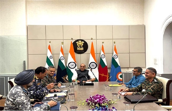 रक्षा मंत्री राजनाथ सिंह ने चीफ डिफेंस ऑफ स्टाफ और तीनों सेना प्रमुखों के साथ बैठक की