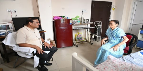 জিএমচিএইচত চিকিৎসাধীন বিজেপিৰ জ্যোষ্ঠ নেত্ৰী বিজয়া চক্ৰৱৰ্তীক সাক্ষাৎ মুখ্যমন্ত্ৰীৰ