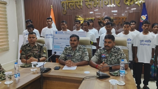 सुकमा:  पीएलजीए बटालियन के 02 हार्डकोर नक्सली सहित 16 नक्सलियों ने किया आत्मसमर्पण