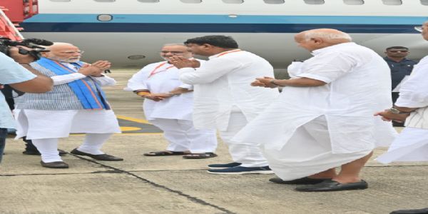 ছিৱানলৈ যোৱাৰ পূৰ্বে প্ৰধানমন্ত্ৰীৰ কুশিনগৰ বিমানবন্দৰত বিজেপি নেতাসকলক সাক্ষাৎ