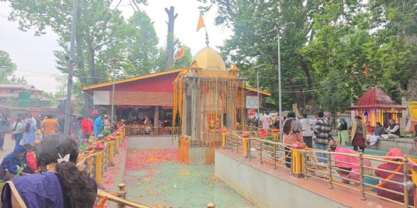 দেশৰ বিভিন্ন প্ৰান্তৰ পৰা হাজাৰ হাজাৰ কাশ্মীৰী পণ্ডিত মাতা খীৰ ভৱনীৰ মন্দিৰত উপস্থিত
