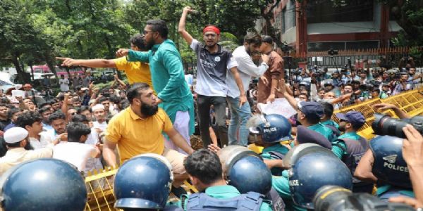 ঢাকা আৰক্ষীৰ ছাত্ৰ-ছাত্ৰীৰ ‘জুলাই ঐক্যো মাৰ্চ’ক সচিবালয়লৈ যোৱাত বাধা