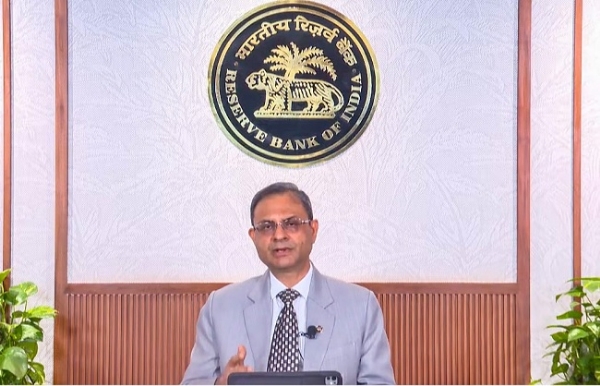 एमपीसी बैठक के नतीजे की षोषणा करते आरबीआई गवर्नर