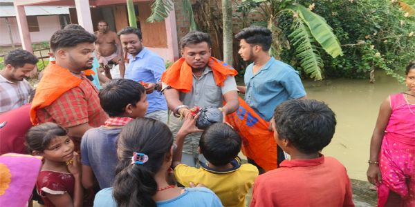 অসমৰ বিভিন্ন স্থানত বানপীড়িত সকলৰ কাষত এবিভিপি