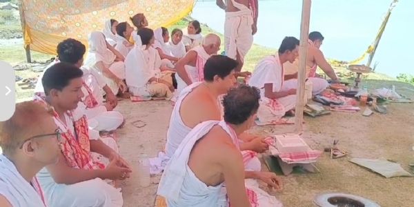 যোৰহাটত ব্ৰহ্মপুত্ৰৰ পাৰত ভোগ দি পূজা অৰ্চনা মাজুলীৰ ভকত বৈষ্ণৱৰ