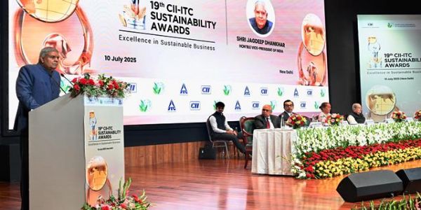 উদ্যোগ অৰ্থনৈতিক কাৰ্যকলাপৰ কেন্দ্ৰৰ সৈতে ভাৰতৰ ভৱিষ্যতৰ সহ-সৃষ্টিকৰ্তা: উপ-ৰাষ্ট্ৰপতি