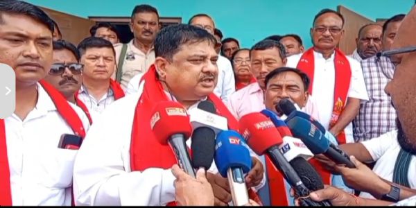 ডংকামোকামত সাংসদ ৰকিবুল হুছেইনে কংগ্ৰেছৰ দলীয় কৰ্মীৰ সৈতে এক গুৰুত্বপূৰ্ণ সাংগঠনিক সভাত মিলিত হয়