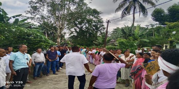 ধেমাজিত কৃষি বিভাগৰ অভিযান্ত্ৰিক শাখাৰ কাৰ্যালয়ৰ সন্মুখত কৃষকৰ উত্তাল প্ৰতিবাদ
