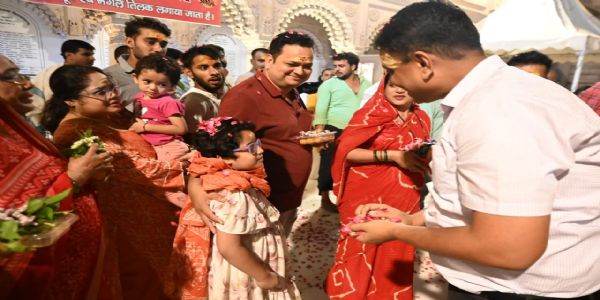 শ্ৰী কাশী বিশ্বনাথ দৰবাৰত শ্ৰাৱনৰ প্ৰথম দিনটোত ভগৱান শিৱৰ ভক্তসকলৰ ওপৰত পুস্পাঞ্জলি