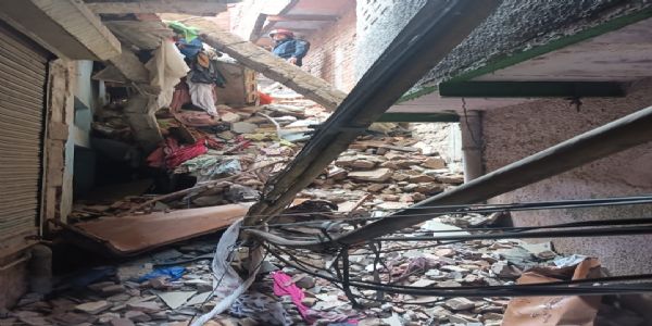 দিল্লীৰ ৱেলকাম এলেকাত চাৰি মহলীয়া অট্টালিকা ভাঙিলে, ধ্বংসাৱশেষৰ পৰা ৮ জন লোকক উদ্ধাৰ, বহু ধ্বংসস্তুপত আৱদ্ধ
