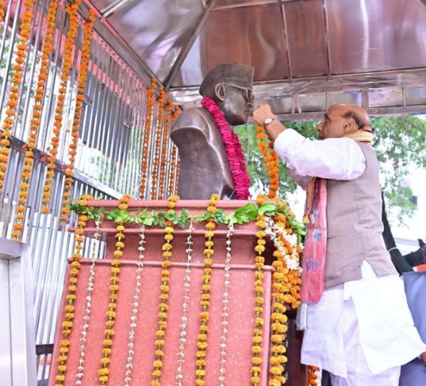 প্ৰয়াত চন্দ্ৰভানু সিঙৰ প্ৰতিমূ্ৰ্তি উন্মোচন ৰাজনাথ সিঙৰ
