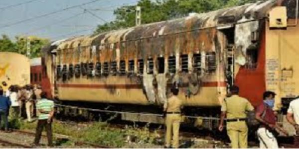 (আপডেট) তামিলনাডুৰ তিৰুভাল্লুৰ ৰে’লৰ ভয়াৱহ অগ্নিকাণ্ড নিয়ন্ত্ৰিত, চেন্নাই-আৰাকোনাম ৰে’লপথৰ সেৱা বন্ধ