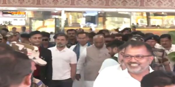 গুৱাহাটীত উপস্থিত কংগ্ৰেছৰ ৰাষ্ট্ৰীয় সভাপতি খৰ্গে আৰু ৰাহুল গান্ধী