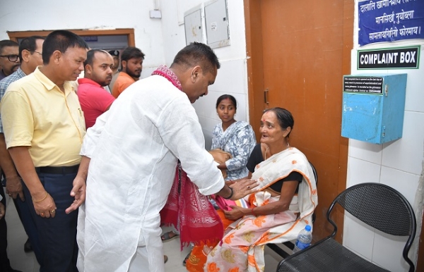 ডাঃ ৰবি বড়ো অসামৰিক চিকিৎসালয়ত মন্ত্ৰী অশোক সিংহলৰ আকস্মিক পৰিদৰ্শন