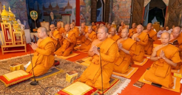 कुशीनगर के थाई वाट बौद्ध विहार में बर्षा वास के लिए आए थाईलैंड के बौद्ध अनुयाई