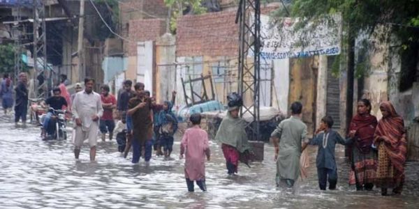 পাকিস্তানৰ বানত ১৭৮ জন লোকৰ মৃত্যু, কেচা আৰু পকা ঘৰ ভাঙি যোৱাৰ ফলত হাজাৰ হাজাৰ লোক গৃহহীন