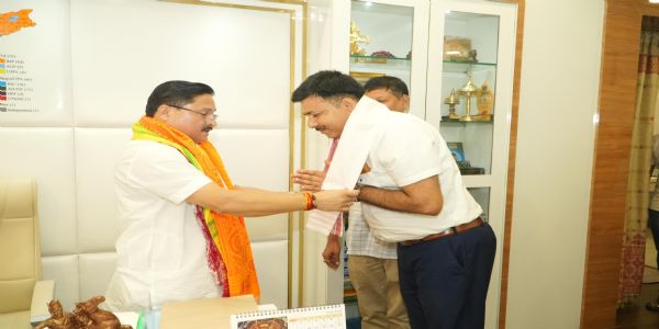 অখিল হিন্দী ভাষী বিকাশ পৰিষদৰ কেন্দ্রীয়  সভাপতি সঞ্জয় তিৱাৰীৰ বিজেপিত যোগদান