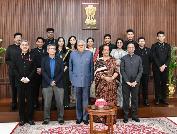ভাৰতীয় প্ৰতিৰক্ষা সম্পদ সেৱাৰ প্ৰশিক্ষাৰ্থী বিষয়াসকলৰ সৈতে উপ-ৰাষ্ট্ৰপতি জগদীপ ধনখৰ