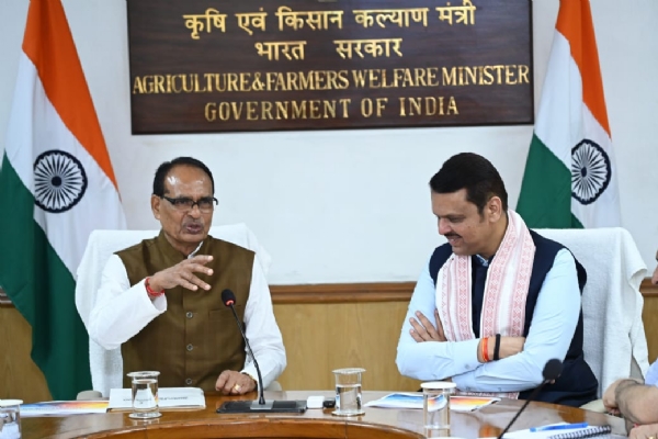 মহাৰাষ্ট্ৰৰ মুখ্যমন্ত্ৰী দেৱেন্দ্ৰ ফাড়নবিছৰ শিৱৰাজ সিং চৌহানক সাক্ষাৎ