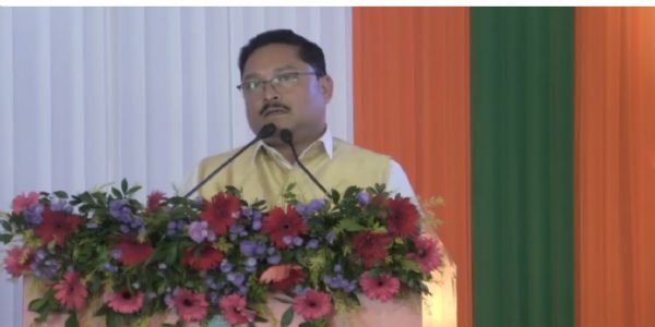 ঐতিহাসিক গৌৰৱৰ মুহূৰ্তঃ সংসদ ৰত্ন বঁটাৰে সন্মানিত দিলীপ শইকীয়া, উত্তৰ-পূৰ্বাঞ্চলৰ প্ৰথম সাংসদ