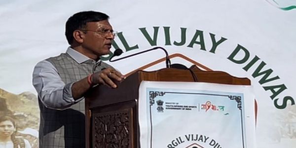 ড্ৰাছত কাৰ্গিল যুদ্ধৰ শ্বহীদসকলক কেন্দ্ৰীয় মন্ত্ৰী মানসুখ মাণ্ডৱিয়া আৰু সঞ্জয় ছেথে শ্ৰদ্ধাঞ্জলি জ্ঞাপন কৰে