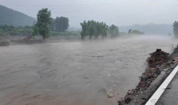 चीन में हो रही बरसात से नदियां उफान पर हैं।
