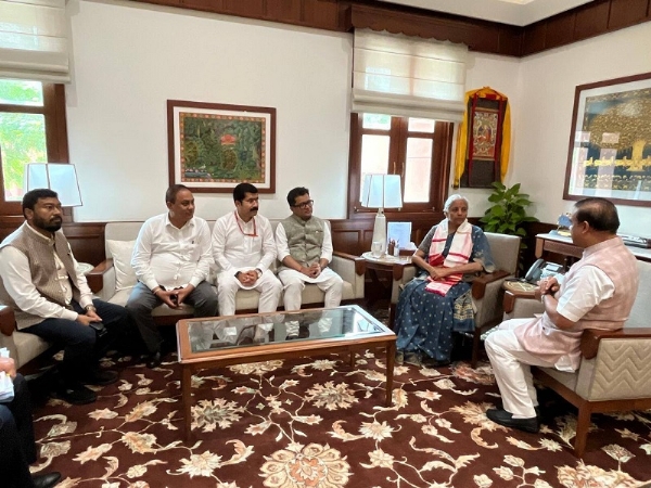 मुख्यमंत्री डॉ हिमंत बिस्व सरमा केंद्रीय वित्त मंत्री निर्मला सीतारमण से नई दिल्ली में सौजन्य मुलाकात करते हुए।