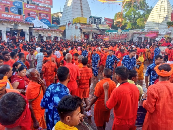 बाबा बैद्यनाथ धाम में लगी भीड़